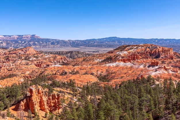 Vista panorámica de las increíbles formaciones de arenisca hoodoos en el pintoresco Bryce Canyon National Parkon en un día soleado. Utah, EE. UU.