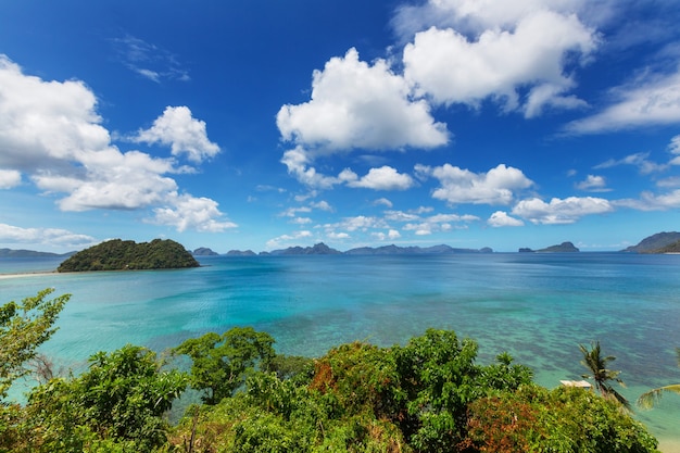 Vista panorâmica incrível da baía do mar e ilhas montanhosas, Palawan, Filipinas