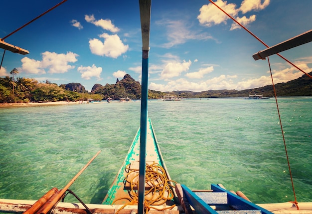 Vista panorâmica incrível da baía do mar e ilhas montanhosas, Palawan, Filipinas