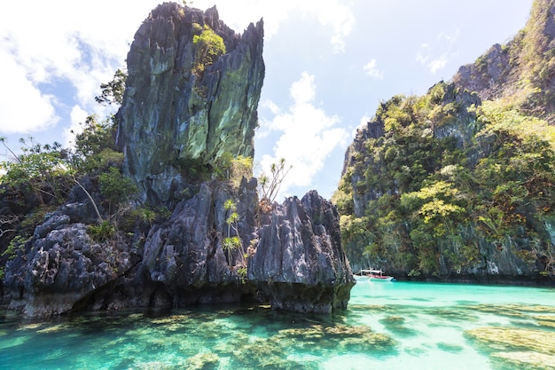 Foto vista panorâmica incrível da baía do mar e ilhas montanhosas, palawan, filipinas