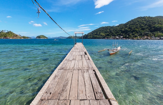 Vista panorâmica incrível da baía do mar e ilhas montanhosas, Palawan, Filipinas