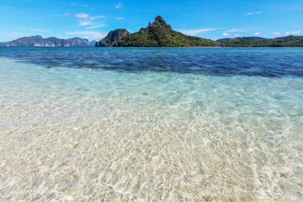 Vista panorâmica incrível da baía do mar e ilhas montanhosas, Palawan, Filipinas