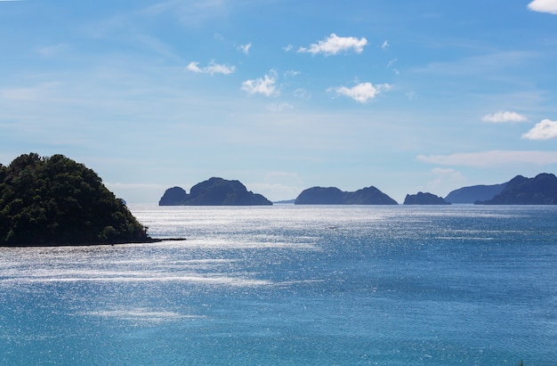 Vista panorâmica incrível da baía do mar e ilhas montanhosas, Palawan, Filipinas