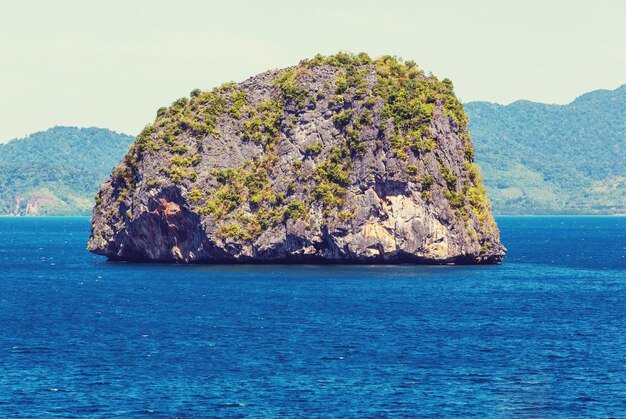 Foto vista panorâmica incrível da baía do mar e ilhas montanhosas, palawan, filipinas