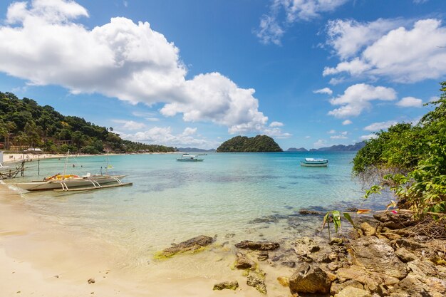 Vista panorâmica incrível da baía do mar e ilhas montanhosas, Palawan, Filipinas