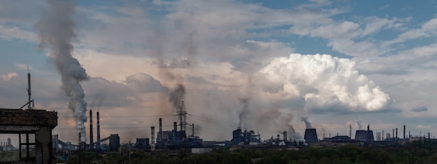 Vista panorâmica. indústria pesada com poluição do ar produzida por uma grande fábrica.