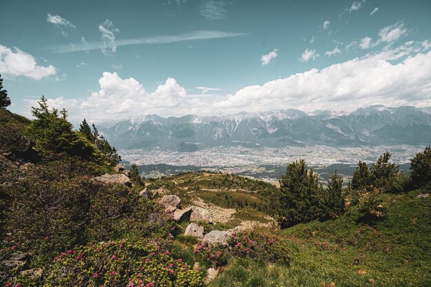 La vista panorámica de Innsbruck desde la montaña al lado