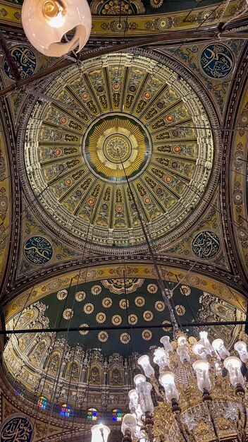 Vista panorâmica interior do telhado de alabaster da mesquita Muhammad Ali no Cairo, Egito