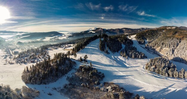 Vista panorámica invernal del centro de esquí Vysne Ruzbachy norte de Eslovaquia