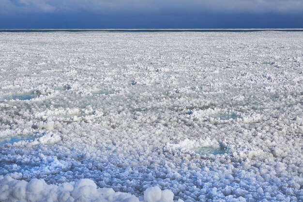 Vista panorámica de invierno de hielo y nieve a lo largo del lago de Chicago contra el cielo