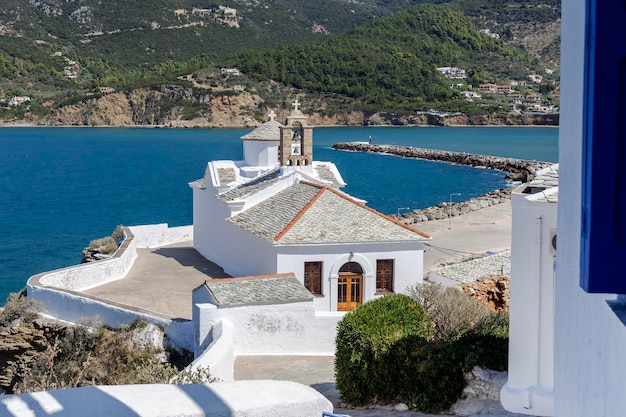 La vista panorámica de la isla blanca de la iglesia antigua Skopelos Northern Sporades Grecia closeup