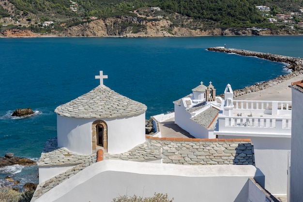 La vista panorámica de la isla blanca de la iglesia antigua Skopelos Northern Sporades Grecia closeup