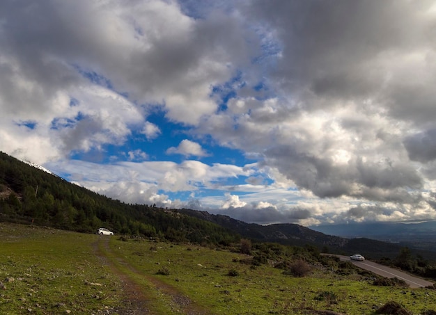 Vista panorámica de la isla griega de Evia con nubes en un día soleado desde el Monte Dirfys Grecia