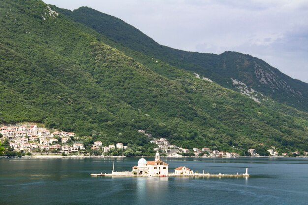 Vista panorámica de la isla y la iglesia de la Madre de Dios. Perast. Montenegro.