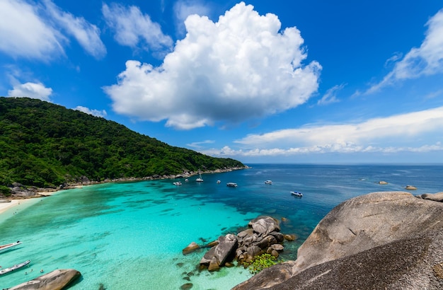 Vista panorámica de la isla Koh8 Similan con nubes blancas y viajes de cielo azul en concepto de verano