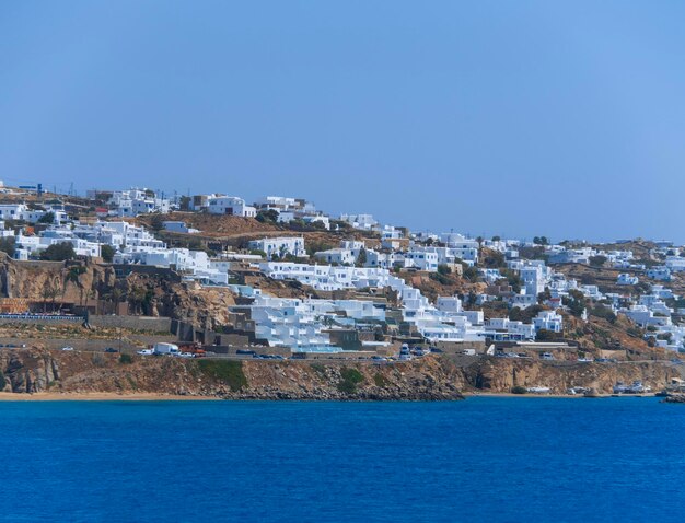 Vista panorámica de la isla de Mykonos desde el mar