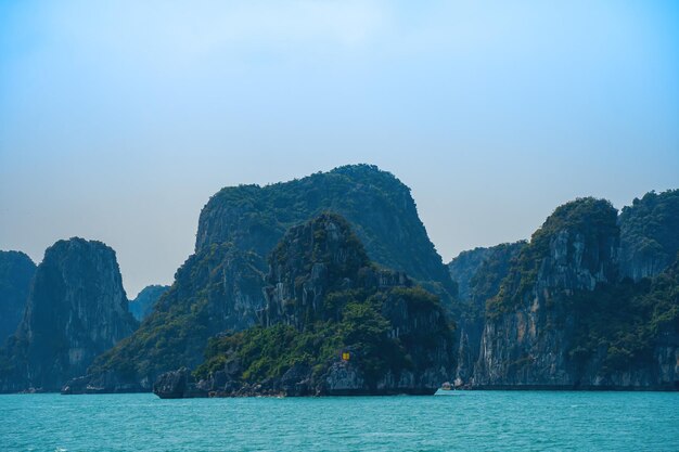 Vista panorámica de la isla rocosa en la bahía de HaLong Vietnam Sudeste de Asia Sitio del Patrimonio Mundial de la UNESCO Islas montañosas en la bahía de Ha Long Hermoso paisaje Punto de referencia asiático popular Destino famoso de Vietnam