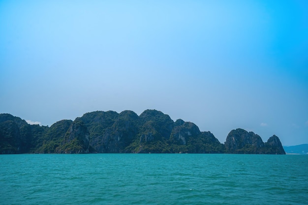 Vista panorámica de la isla rocosa en la bahía de HaLong Vietnam Sudeste de Asia Sitio del Patrimonio Mundial de la UNESCO Islas montañosas en la bahía de Ha Long Hermoso paisaje Punto de referencia asiático popular Destino famoso de Vietnam