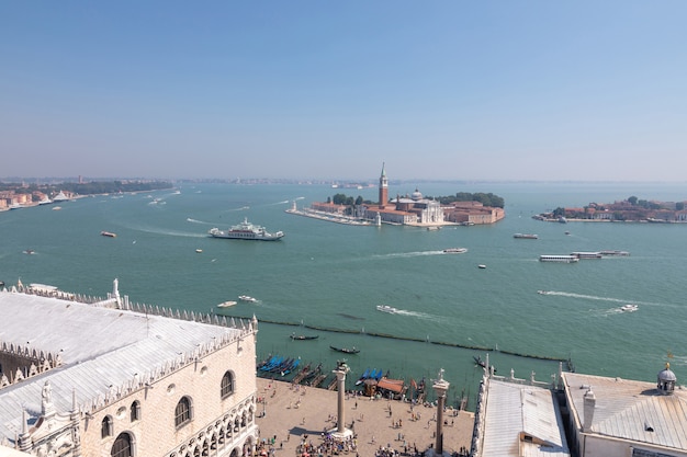 Vista panorámica de la isla de San Giorgio Maggiore desde el Campanile de San Marcos. Paisaje de día de verano y soleado cielo azul.