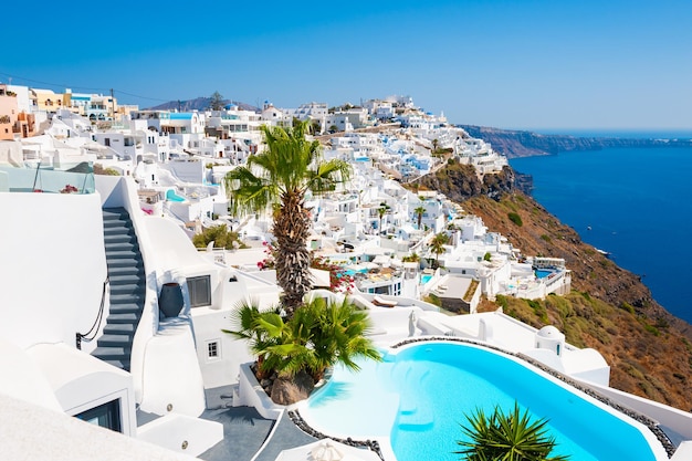 Vista panorámica de la isla de Santorini, Grecia. Piscina de lujo con vista al mar