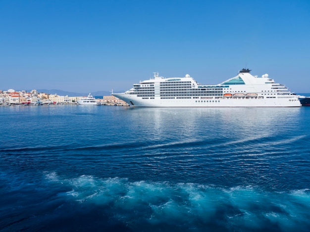 Foto vista panorámica de la isla de syros a la ciudad de ermoupolis en grecia