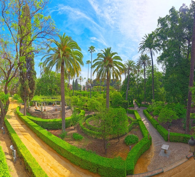 Vista panorámica del jardín grande y hermoso Jardines de Royal Al