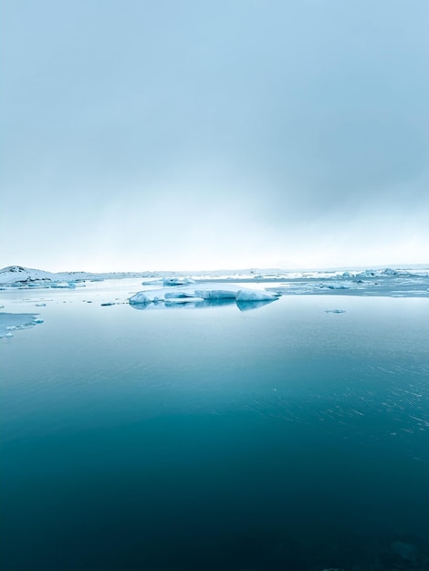 Vista panorámica de jokulsarlon y iceberg contra el cielo despejado