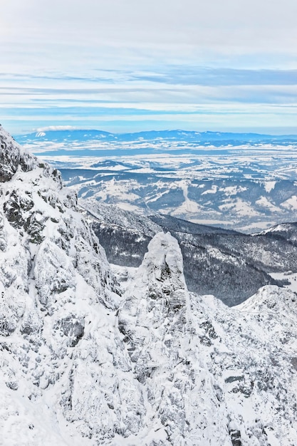 Vista panorámica desde Kasprowy Wierch en Zakopane de los montes Tatra en invierno. Zakopane es una ciudad en Polonia en Tatras. Kasprowy Wierch es un monte en Zakopane y la zona de esquí más popular de Polonia