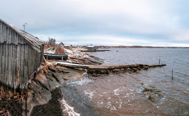 Vista panorámica de Kem. Pueblo de pescadores Rabocheostrovsk en la orilla del mar Blanco durante la marea baja.