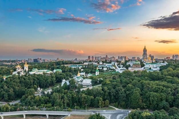 Vista panorámica de Kiev Pechersk Lavra al atardecer, Ucrania, vista aérea.