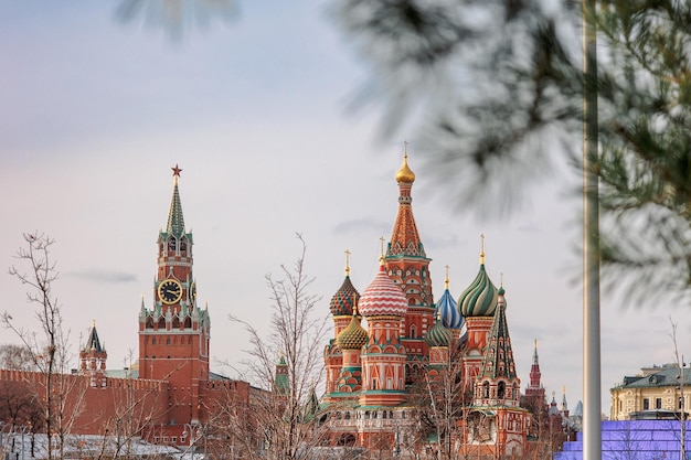 Foto vista panorámica del kremlin de moscú con la torre spassky y la catedral de san basilio en el centro de la ciudad