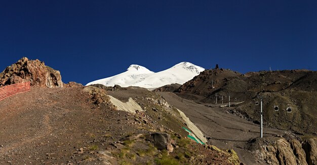 Vista panorámica de la ladera sur del monte Elbrus de las montañas del Cáucaso en Rusia