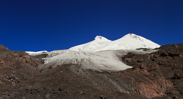 Vista panorámica de la ladera sur del monte Elbrus y el pequeño glaciar Azau de las montañas del Cáucaso en Rusia.