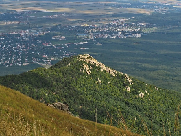 Vista panorámica de las laderas de las montañas y el paisaje desde el monte Beshtau. Piatigorsk, Rusia.