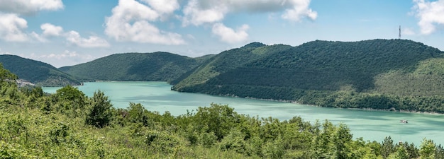 Foto vista panorámica del lago abraudurso destino turístico en rusia