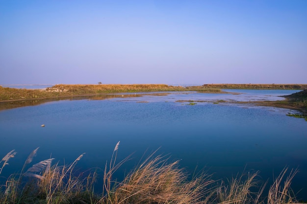 Vista panorámica del lago de aguas azules cristalinas cerca del río Padma en Bangladesh