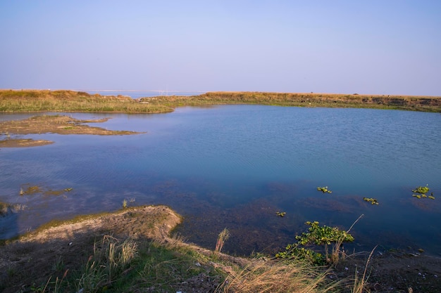 Vista panorámica del lago de aguas azules cristalinas cerca del río Padma en Bangladesh