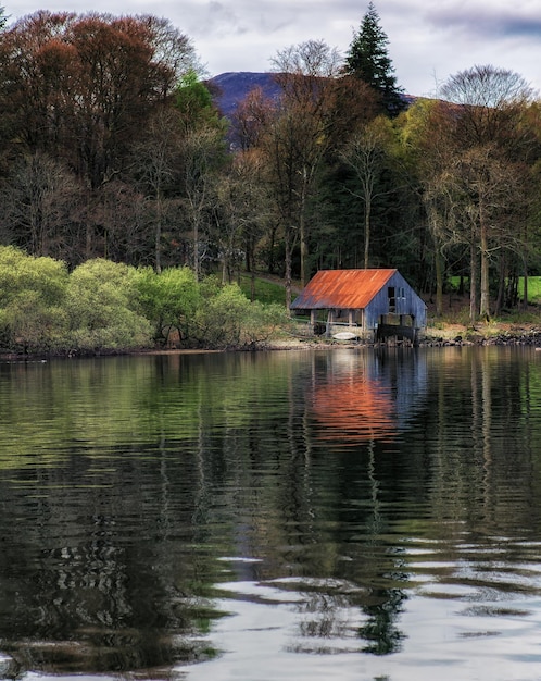 Foto vista panorámica del lago por los árboles contra el cielo