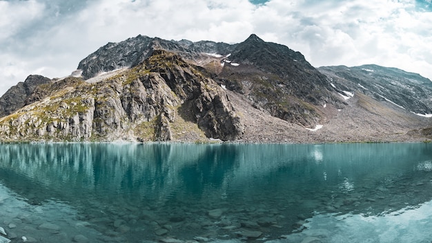 Foto vista panorámica de un lago azul asombroso de la montaña cerca del glaciar en el tyrol, austria.
