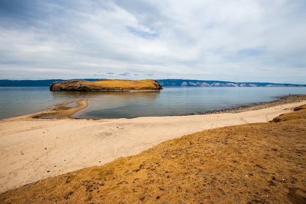 Vista panorámica del lago Baikal con una lengua de arena y una isla