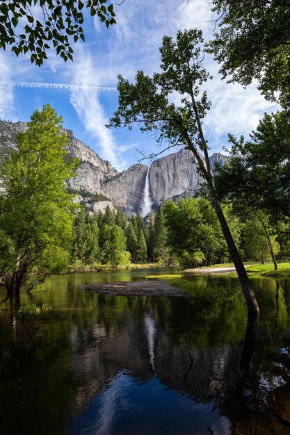 Foto vista panorámica del lago en el bosque contra el cielo