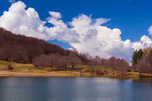 Vista panorámica del lago Calamone en Ventasso Reggio Emilia Foto de alta calidad