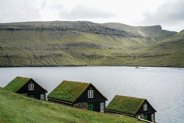 Vista panorámica del lago y las casas contra el cielo nublado