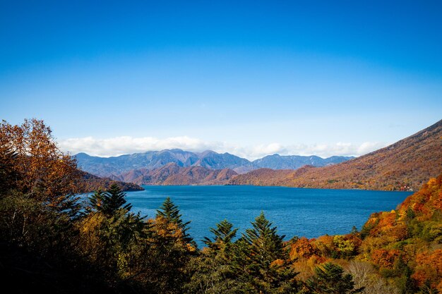 Vista panorámica del lago Chuzenji y las montañas contra el cielo azul