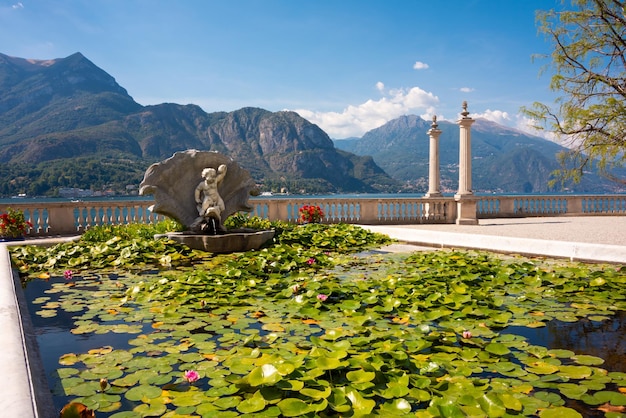 Vista panorámica del lago de Como en Italia, un popular destino turístico