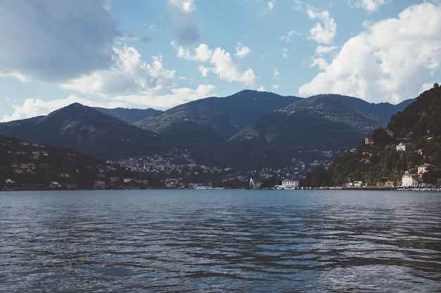 Vista panorámica del lago de Como (Lago di Como) es un lago de origen glaciar en Lombardía, Italia. Día de verano y espectacular cielo azul.