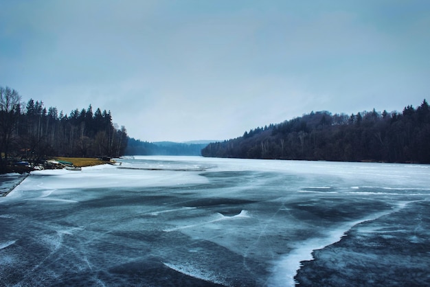 Foto vista panorámica del lago congelado contra el cielo