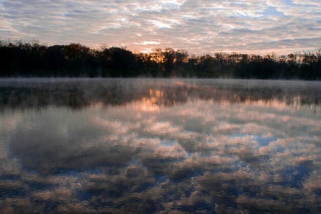 Foto vista panorámica del lago contra el cielo al atardecer