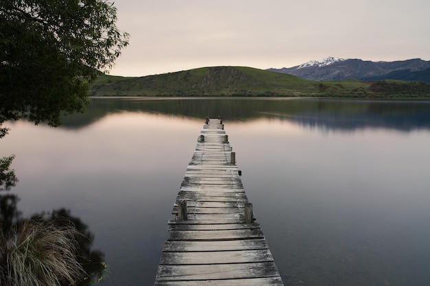 Vista panorámica del lago contra el cielo al atardecer
