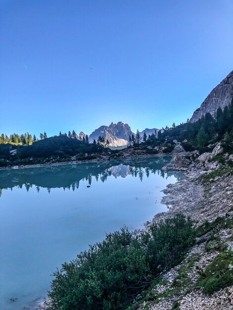 Foto vista panorámica del lago contra el cielo azul claro